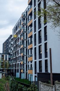Moderní rezidenční komplex s balkony