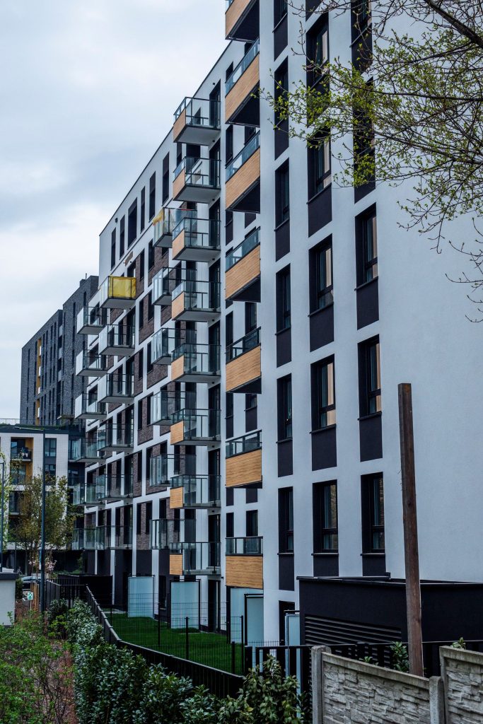 Moderní rezidenční komplex s balkony