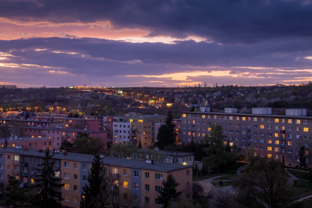 Rezidenční zástavba v Praze při soumraku
