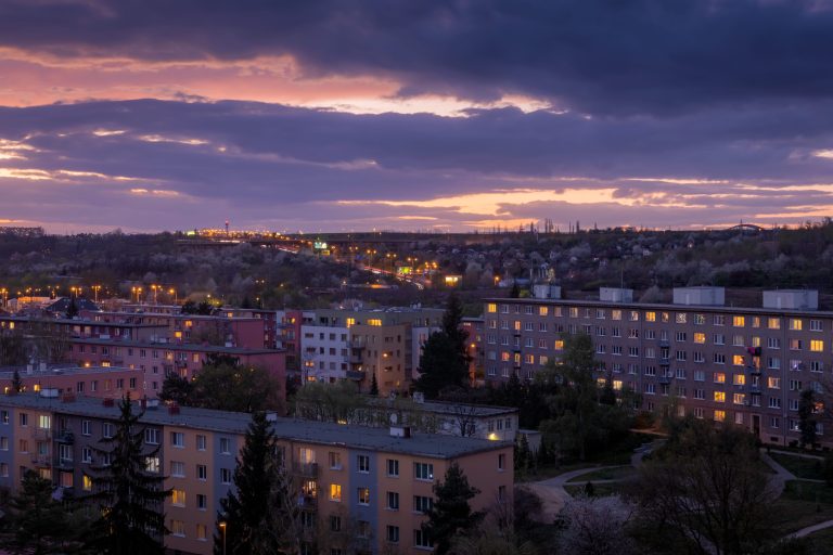 Rezidenční zástavba v Praze při soumraku