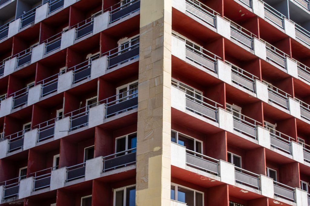 Barevná fasáda moderního bytového domu
